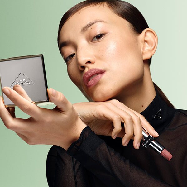 Prada Beauty Monochrome Weightless Lip Color Smooth Nylon (P158 Meranti)