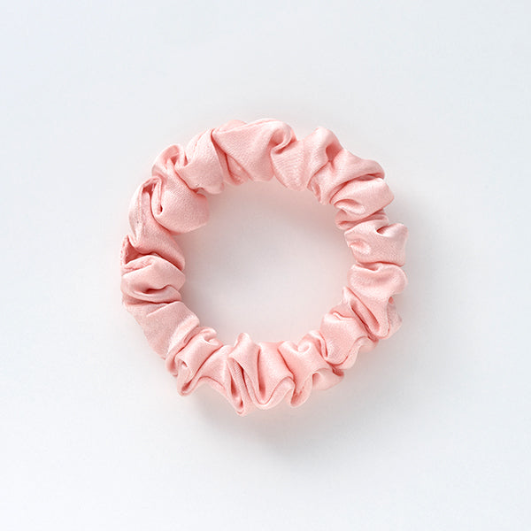 maPEPE Silk Slim Scrunchie (Shiny Pink), 7g